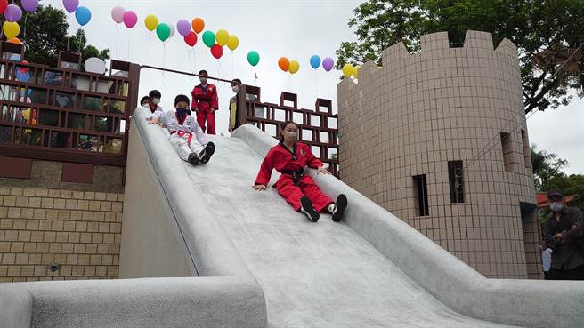 新北市第133座、永和首座特色共融遊戲場「仁愛公園貞愛城堡」今（31日）上午舉行啟用儀式。（永和區公所提供）