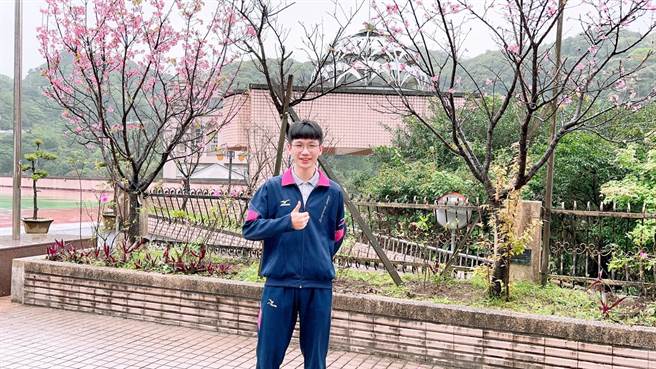 二信高中学生游翔任在繁星推荐通过高医大牙医系，高三时利用计时器调整生活步调。（二信高中提供／陈敬哲基隆传真）