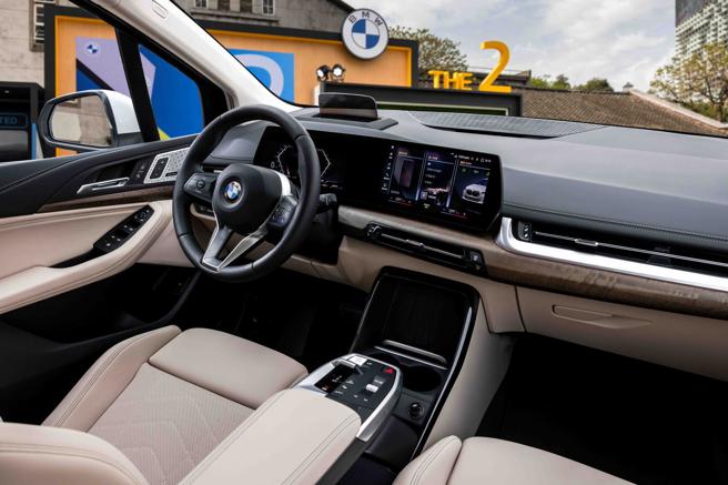 BMW 2系列Active Tourer導入最新的一體式曲面螢幕科技。（汎德提供）