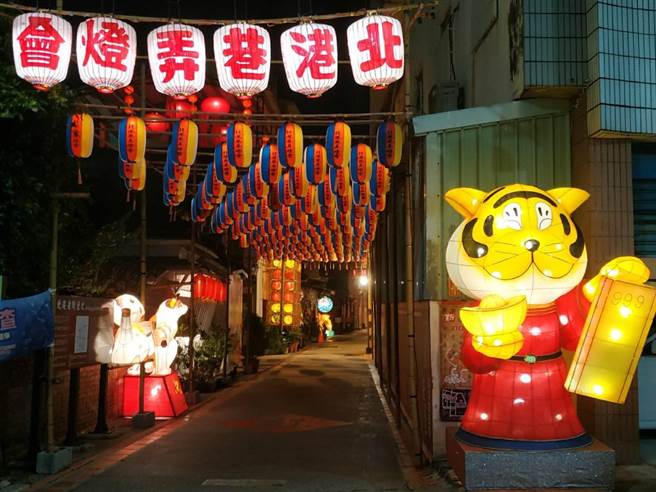 全台展期最久灯区，云林县北港巷弄灯区展至清明连假。（张朝欣摄）
