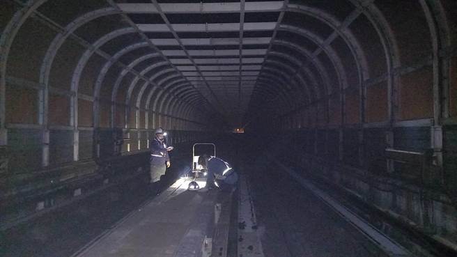 3月31日凌晨，文湖线中山国中站至松山机场站站间，北捷维修人员执行中央走道格栅改善电焊作业，却因作业疏漏，导致部分火花掉落路面。（北捷提供）