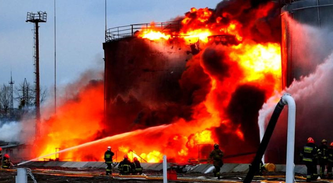 圖為俄羅斯發射巡弋飛彈，擊中烏克蘭儲油設施。（路透）