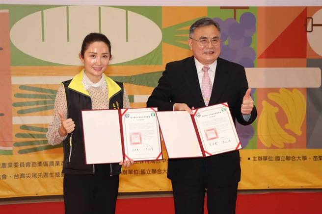 联大校长李伟贤与县农会理事长陈怡桦签订合作备忘录。（李京升摄）
