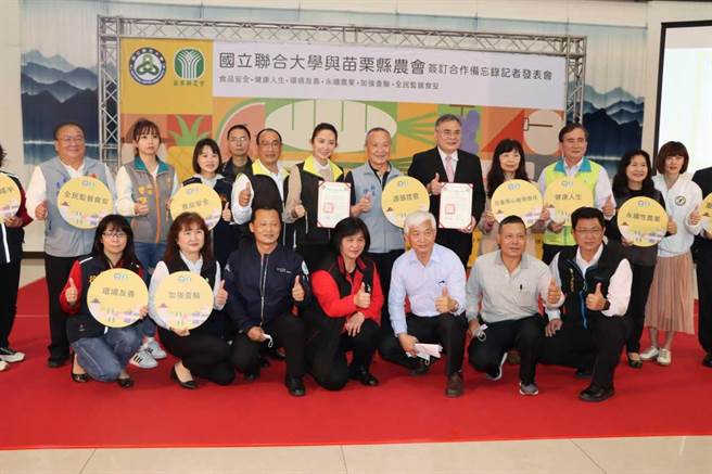 县长徐耀昌、农粮署北区分署长王安石等人到场共襄盛举。（李京升摄）