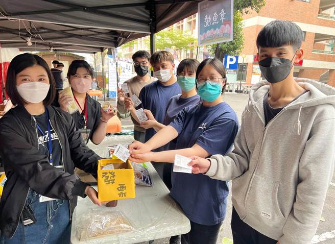 弘光科大举办樱花艺术季，捐发票就能免费吃日式点心。（弘光科大提供）