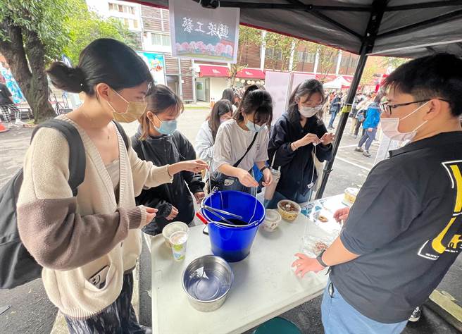 弘光科大举办樱花艺术季，学生手作染布。（弘光科大提供）