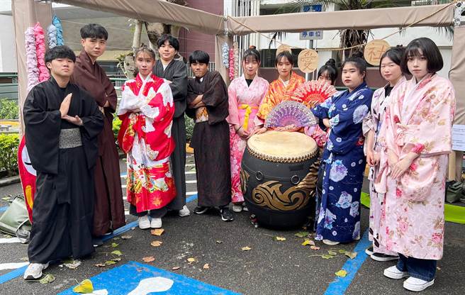 弘光科大举办樱花艺术季，学生体验穿日式浴衣。（弘光科大提供）