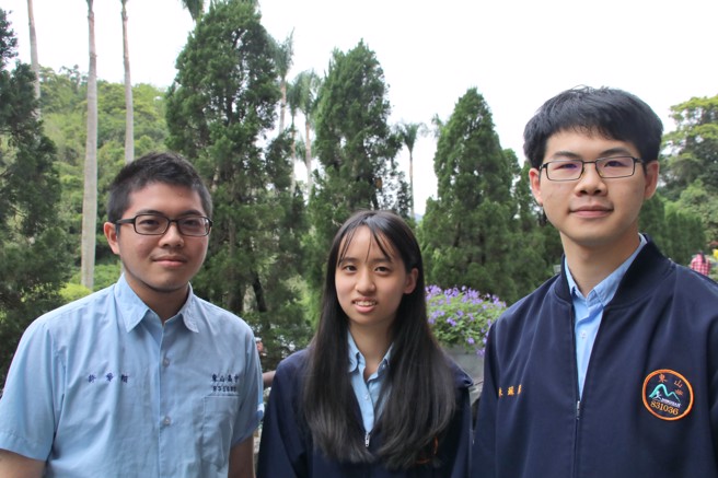 台北市透过繁星推荐、个人申请通过臺大医学系第一阶段的3位同学。由左至右：许华翔、汪若倢、朱苏彦。（东山高中提供）