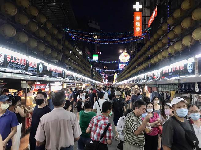 基隆市长林右昌下令关闭球场3天，民眾傻眼直问：基隆庙口、崁仔顶更危险反而不封？图为基隆庙口。（资料照/陈彩玲摄）