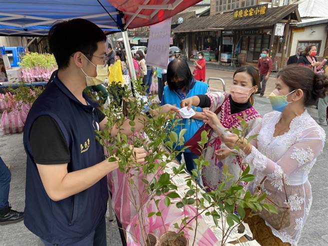 移民署苗栗县专勤队及服务中心，日前在三义乡胜兴车站宣导植树减碳活动，并配合新竹林管处赠送树苗活动。（移民署苗栗县服务中心提供／谢明俊苗栗传真）