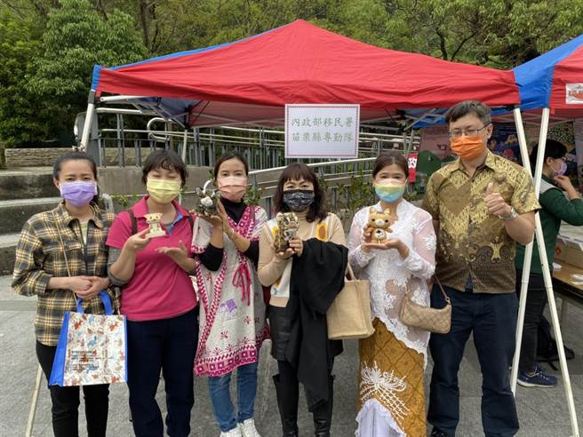 移民署苗栗县专勤队及服务中心，日前在三义乡胜兴车站宣导植树减碳活动，并配合新竹林管处赠送树苗活动。（移民署苗栗县服务中心提供／谢明俊苗栗传真）