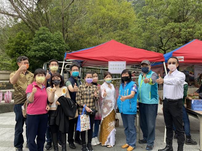 移民署苗栗县专勤队及服务中心，日前在三义乡胜兴车站宣导植树减碳活动，并配合新竹林管处赠送树苗活动。（移民署苗栗县服务中心提供／谢明俊苗栗传真）