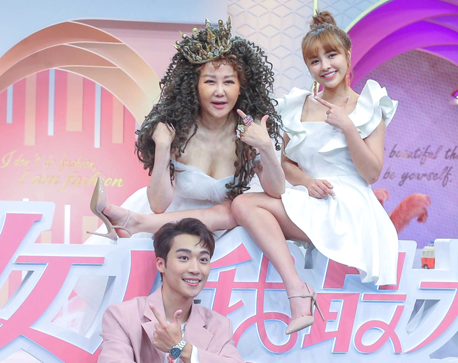 蓝心湄拍照露出性感深沟。（图／粘耿豪摄）