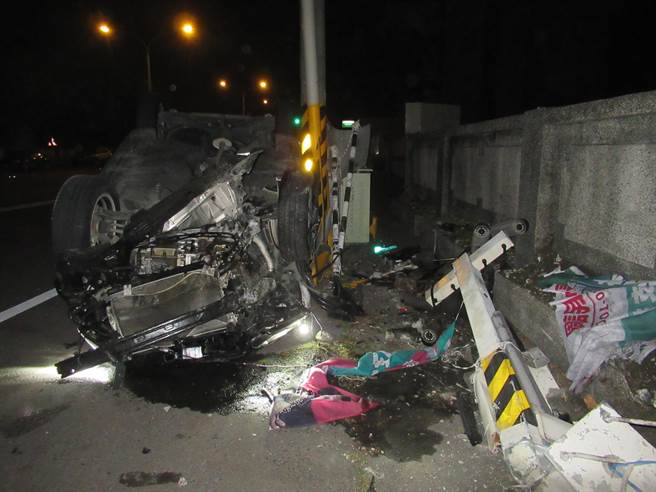 屏東33歲洪姓女子在新制上路不到1小時，即酒駕撞壞路旁警用路口監視器桿子。（警方提供／謝佳潾屏東傳真）