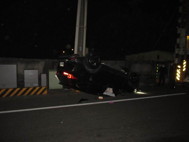 屏東33歲洪姓女子在新制上路不到1小時，即酒駕撞壞路旁警用路口監視器桿子。（警方提供／謝佳潾屏東傳真）