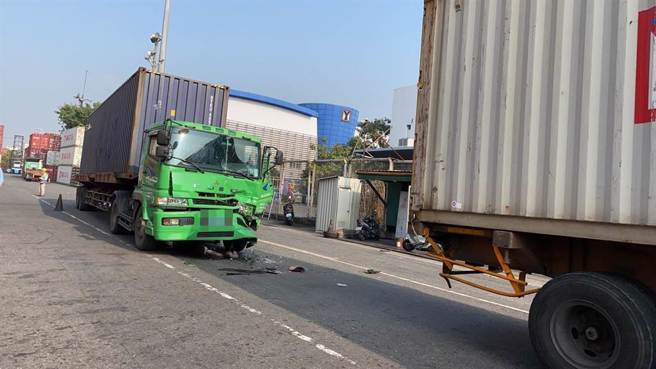 高雄港1月发生2辆货柜车「夹人致死」事件，当时前车驾驶站在车尾外头与他人说话，突遭后方货柜车撞上，当场被夹在2车中间后倒地失去意识，送医不治。（翻摄照片）