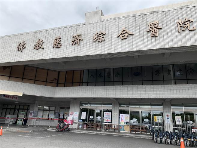 花蓮慈濟醫院急診室有１女護理師染疫，急診區域現已封閉。圖為醫院大門。（王志偉攝）