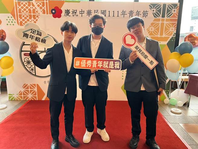 最高奖项金奖与网路人气奖由復兴商工广告设计科王磊、陈乙齐、童丞佑等同学获奖，师生们与有荣焉。（復兴商工提供）
