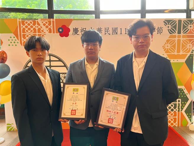 最高奖项金奖与网路人气奖由復兴商工广告设计科王磊、陈乙齐、童丞佑等同学获奖，师生们与有荣焉。（復兴商工提供）