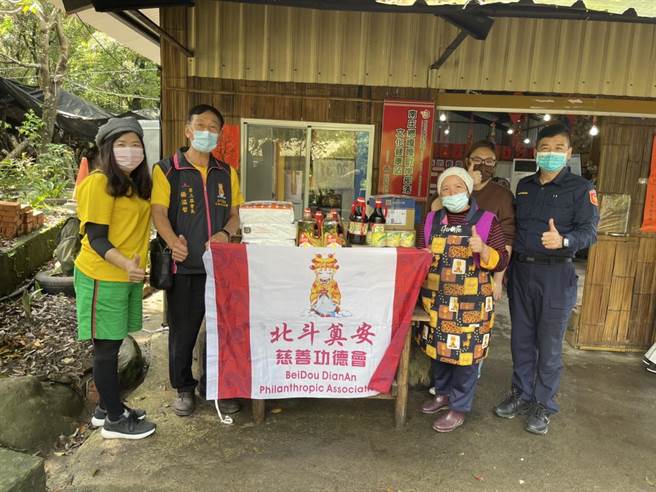 头份警分局蓬莱所长林振民发动慈善团体送物资到八卦力嘎嘎欧岸文健站。（头份警分局提供／谢明俊苗栗传真）