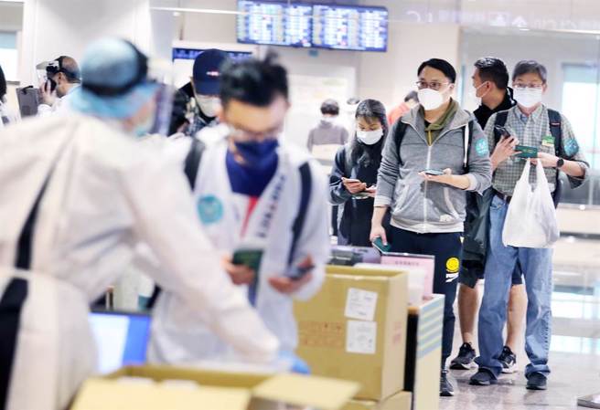在桃园机场入境管制区内，刚下机的旅客正在排队查验入境检疫凭证。图中非新闻当事人。（范扬光摄）