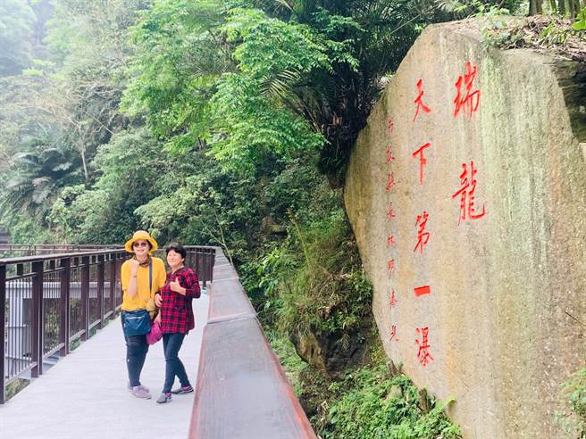 瑞龙瀑布高架步道，让游客更容易到达。（廖志晃摄）