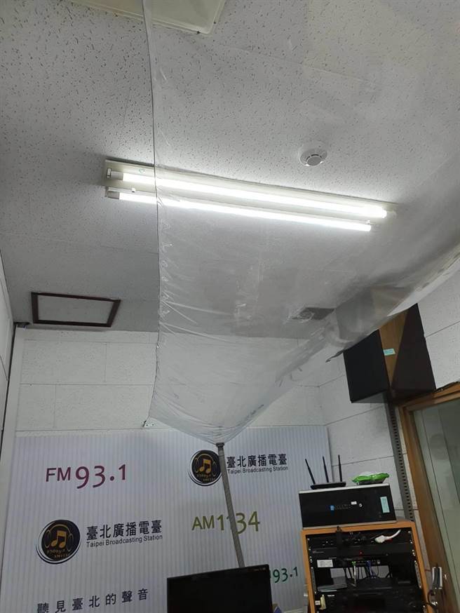 台北广播电台播音室漏水情况严重，台长遭爆料不处理漏水，却先装潢自己的办公室。（台北市议员吴世正研究室提供／张立勋台北传真）