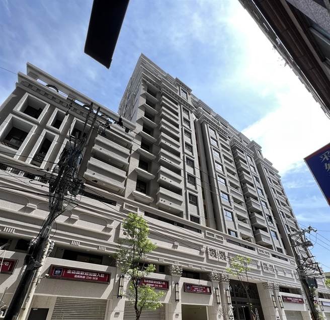 新北市中和区南山路简易都更案近日完工，原为21栋2层楼加强砖造建筑物，更新后成为地上15层地下4层的钢筋混凝土构造建筑物。（新北市城乡局提供／叶书宏新北传真）