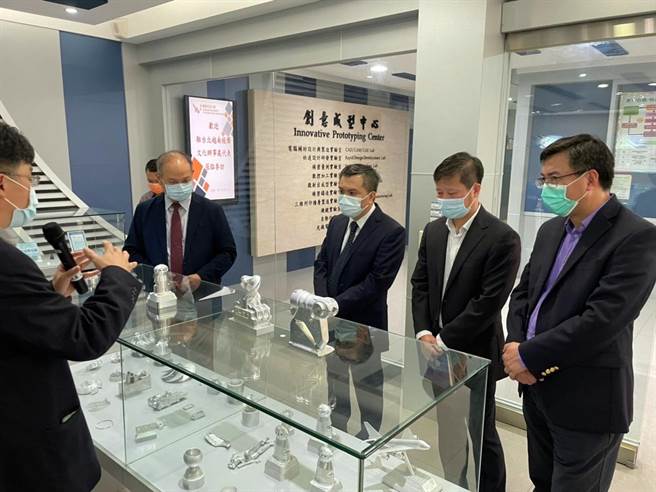 越南新任驻台北经济文化办事处代表武进勇一行参观创意成型中心。（校方提供）