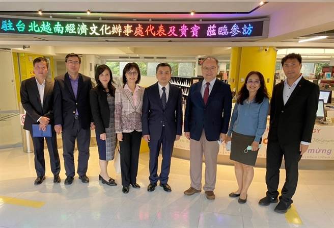 越南新任驻台北经济文化办事处代表武进勇一行参观DREAM图书馆并合影。（校方提供）