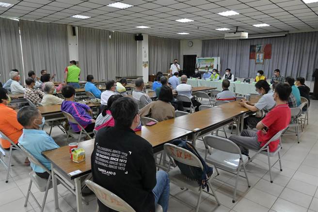 台南玉井、南化50多名农友今日聚集在南化农会反映开花结果惨况。(刘秀芬摄)