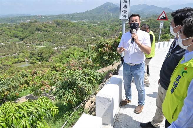 农粮署等代表至南化山区果园会勘。(刘秀芬摄)