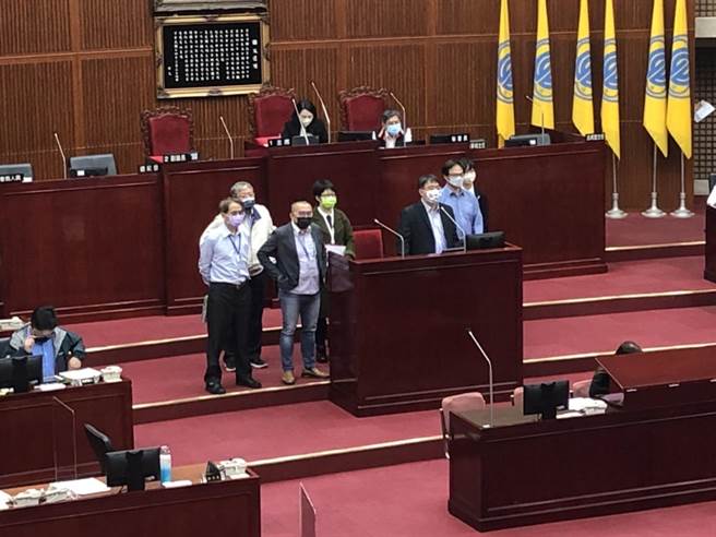 民眾黨搶先柯市府公布最新政策，遭議員批評。（楊亞璇攝）