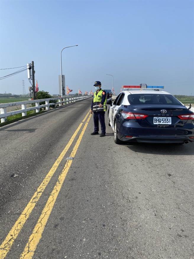 民雄分局員警在現場執行交通管制。（民雄分局提供／張亦惠嘉縣傳真）