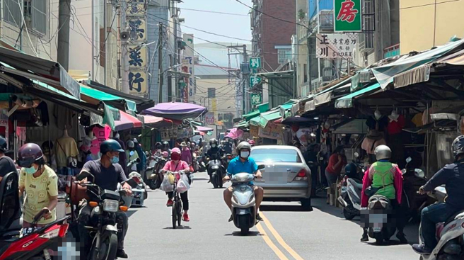 楠梓第一公有市場有逾百年歷史，市場面臨環境、設施老舊，逐漸失去競爭力，過去地方曾力爭改造計畫，但無法取得多數攤商同意卡關。（柯宗緯攝）