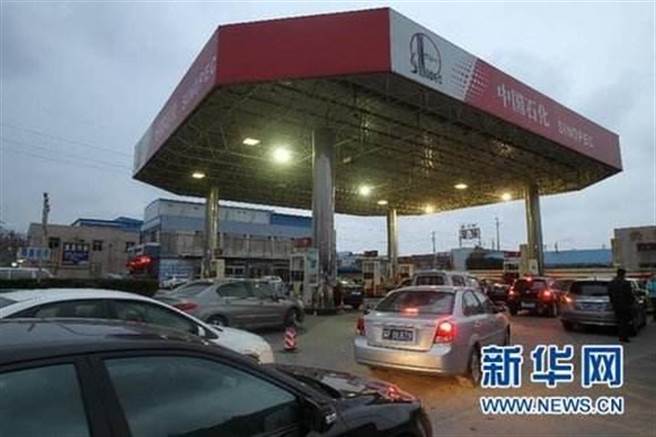 大陸國內成品油價已連7漲。(新華社)