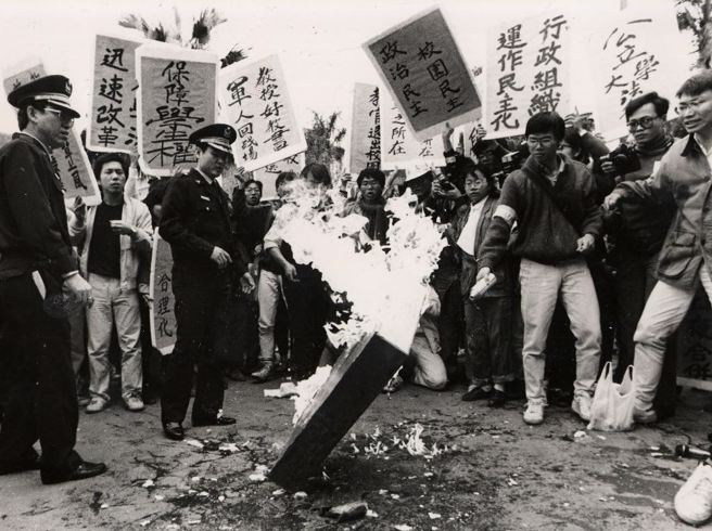 1989年03月25日大学生前往立法院抗议大学法修正草案审议速度太慢，以鸡蛋丢掷一部大学法后，予以焚毁。（图／中时檔案照，陈明仁摄）