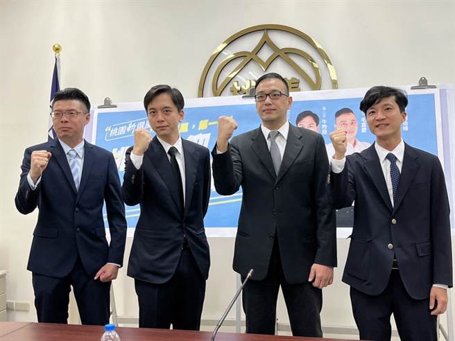 桃園新選風連線31日正式成立，觀音區市議員參選人戴兆華（圖左至右）、龜山區市議員牛煦庭、中壢區市議員參選人毛嘉慶、桃園區市議員參選人羅岳峰，喊話支持羅智強表態參選。（陳夢茹攝）