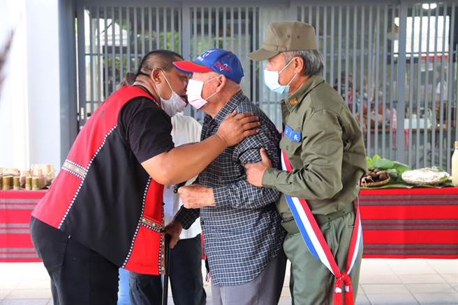 閒置多年的鹿野「中兴岗哨」整建完工，今天举行启用仪式，当年驻守的老兵孙宝山（中）亲临见证。（纵管处提供） 