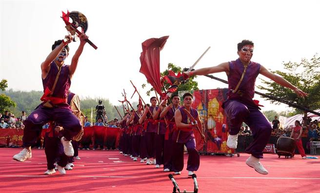 高雄清明連假飯店住房率開紅盤，觀光局推薦遊客到內門參觀宋江陣演出。（高市觀光局提供／柯宗緯高雄傳真）