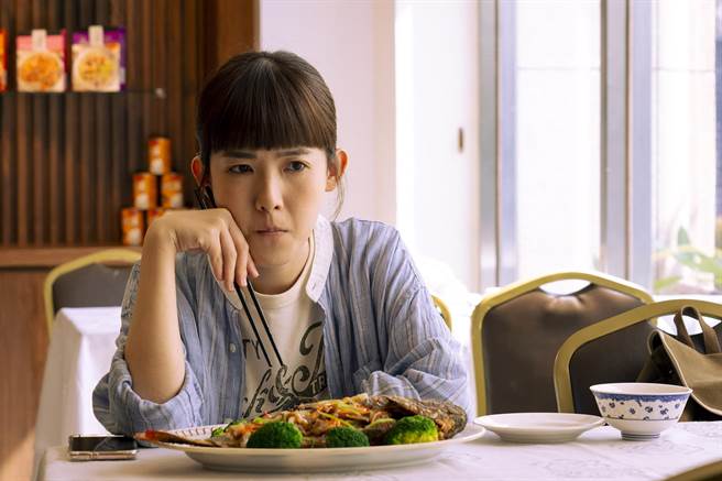 孫可芳在戲裡吃五柳枝吃到怕。（中天娛樂台提供）