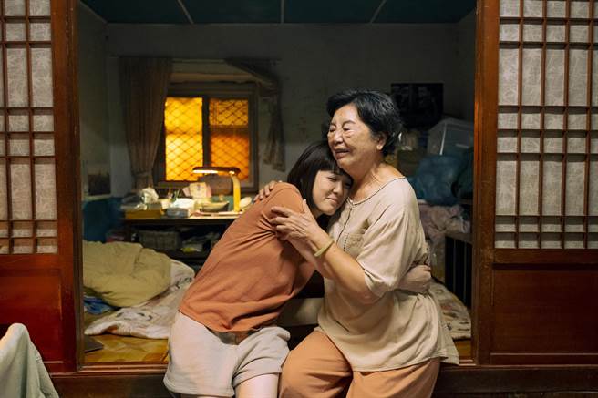 孫可芳（左）在戲裡飾演王滿嬌的孫女。（中天娛樂台提供）