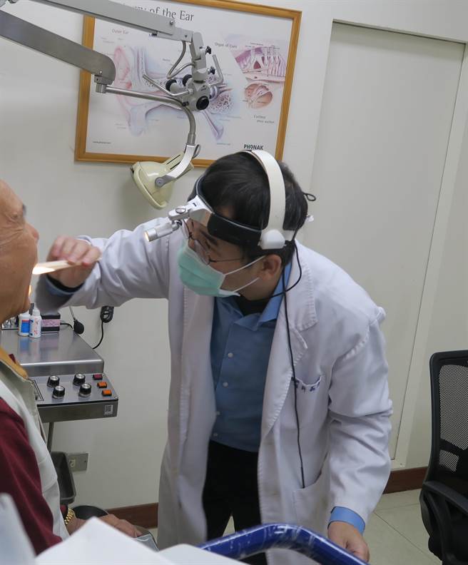 许嘉方说，口腔长期受到慢性刺激就容易致癌，约9成口腔癌患者都有吃槟榔。（谢琼云摄）