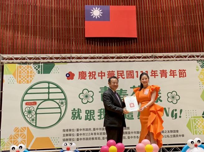 （法布甜創辦人張淑卿(右)因職業及公益領域表現優異，代表台中市接受全國表揚。圖／救國團提供）