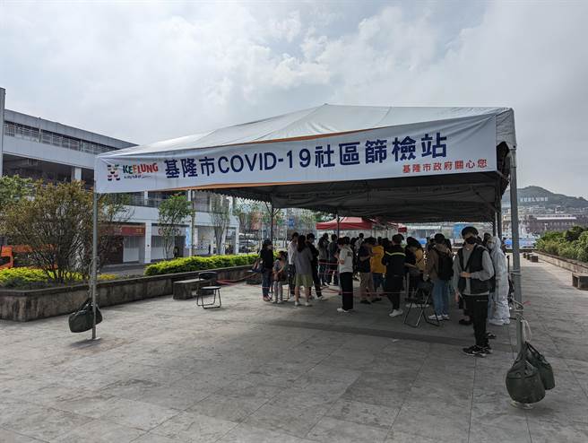 基隆市長林右昌強調，類普篩與普篩不同，現在與2021年5月狀況也不同。（陳敬哲攝）