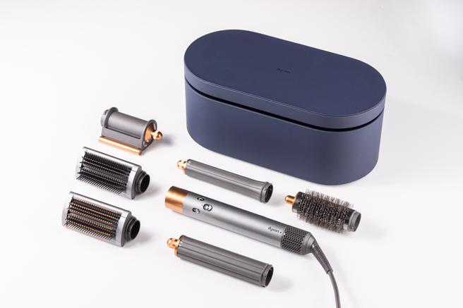 新一代Dyson Airwrap多功能造型器即日起正式在台上市，除了強化康達效應，將氣流科技全面提升，更特別升級了造型配件。（Dyson提供）