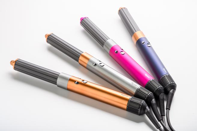 新一代Dyson Airwrap多功能造型器即日起正式在台上市，此次更一口氣推出4色，功能升級不加價，定價與上代一樣為1萬7600元。（Dyson提供）