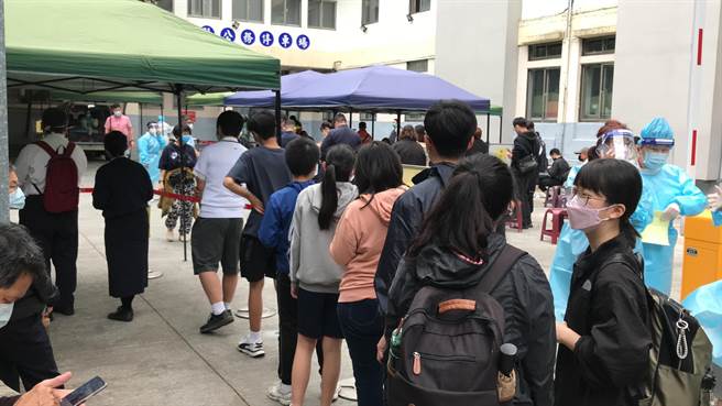 衛福部花蓮醫院今起一連3天開設快篩站，下午4時開站前，已有大批民眾湧入等待快篩。（王志偉攝）