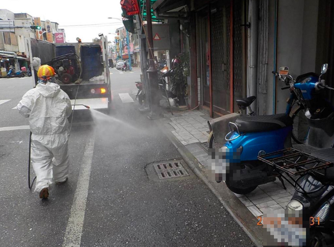 確診護理師CT值13.9，傳染力相當旺盛。環保局針對足跡，擴大消毒中。（花蓮環保局提供／王志偉花蓮傳真）