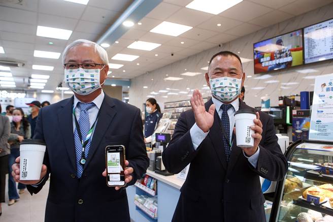 全家便利商店第4000家门市「板桥广荣店」31日开幕，门市数量达到新里程碑。董事长叶荣廷（左）及总经理薛东都亲自出席站台。（邓博仁摄）